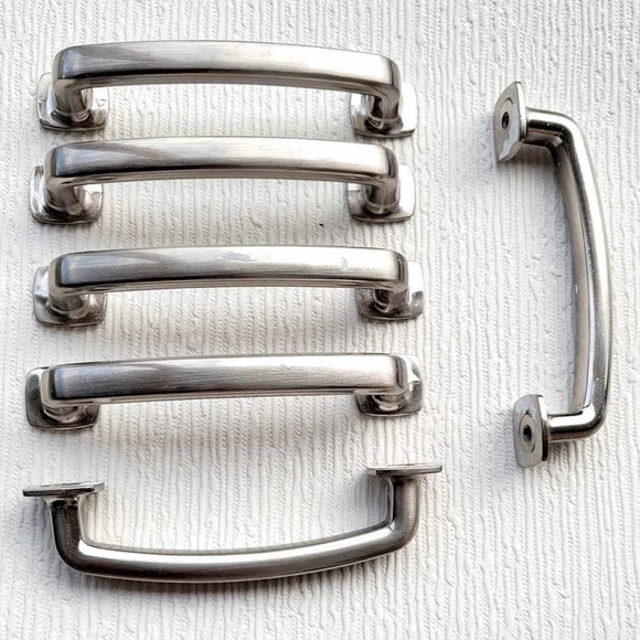 RICHELIEU Terrebonne Collection Brushed Nickel Transition Curved Cabinet Handles - Picture 1 of 3